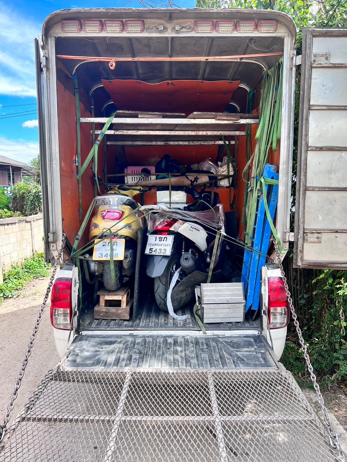 รถตู้ทึบบริการขนย้ายบ้าน